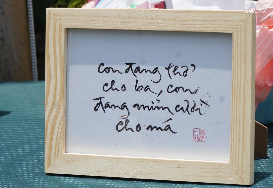 &quot;Con đang thở cho ba, con đang mỉm cười cho má&quot;