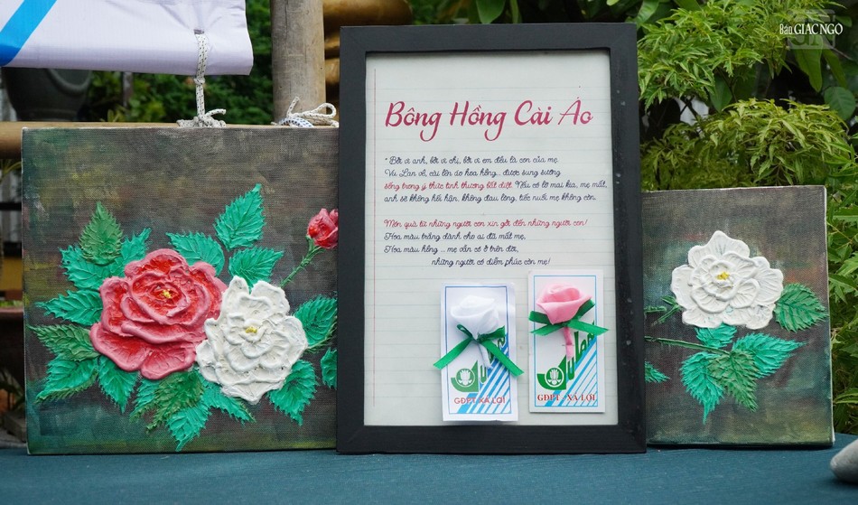 Trong hai ngày 14 và 15-7 Âm lịch, Gia đình Phật tử Xá Lợi cài hoa cho Phật tử đến chùa