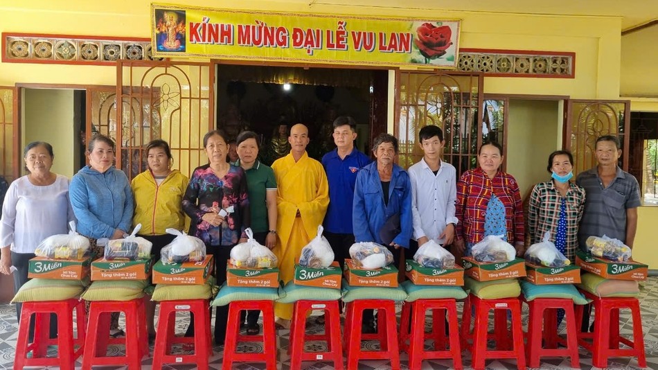 Chùa Linh Bửu, Tây Ninh tặng quà đến người dân mùa Vu Lan Chùa Linh Bửu, Tây Ninh tặng quà đến người dân mùa Vu Lan