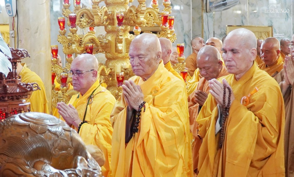 Chư tôn đức niêm hương, đảnh lễ Tam bảo