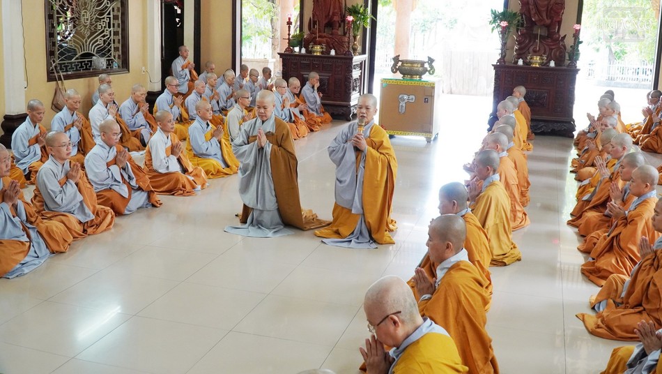 Chư Ni tác bạch kiểm Tăng và chuyển lời giáo giới từ Đại Tăng