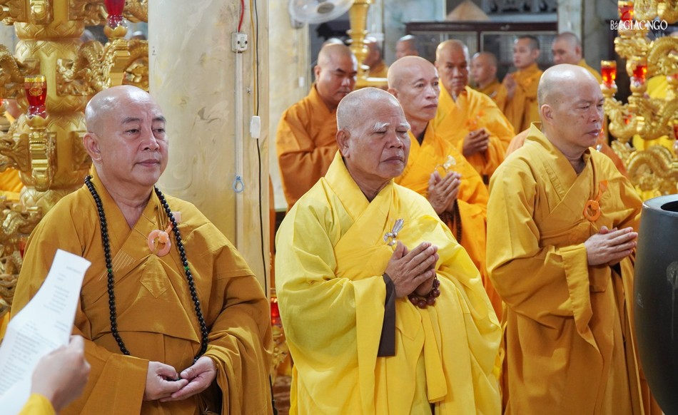 Trang nghiêm khóa lễ tại chánh điện