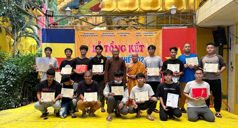 Trao chứng nhận đến học viên lớp nghề bảo dưỡng và sữa chữa xe máy Trao chứng nhận đến học viên lớp nghề bảo dưỡng và sữa chữa xe máy