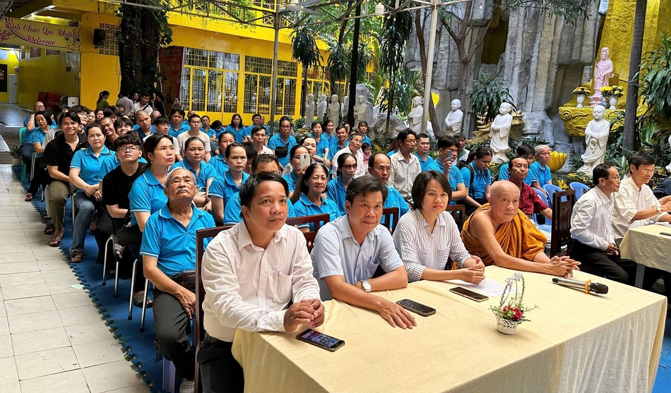 Đại diện Cơ sở từ thiện chùa Kỳ Quang 2, Hội Đông y Q.Gò Vấp, Trường Trung cấp nghề nhân đạo Q.Gò Vấp, chính quyền quận và học viên tham dự lễ tổng kết Đại diện Cơ sở từ thiện chùa Kỳ Quang 2, Hội Đông y Q.Gò Vấp, Trường Trung cấp nghề nhân đạo Q.Gò Vấp, chính quyền quận và học viên tham dự lễ tổng kết