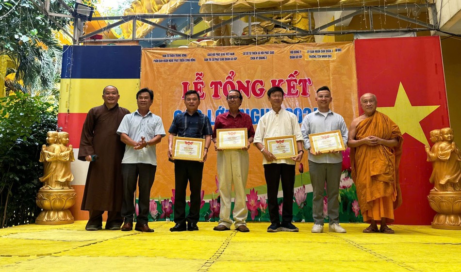 Ông Nguyễn Quốc Trí, Chủ tịch UBNTTQVN P.17, Q.Gò Vấp trao khen thưởng ghi nhận những đóng góp to lớn của các thầy đã dạy các em tại Cơ sở Từ thiện Phật giáo chùa Kỳ Quang 2 Ông Nguyễn Quốc Trí, Chủ tịch UBNTTQVN P.17, Q.Gò Vấp trao khen thưởng ghi nhận những đóng góp to lớn của các thầy đã dạy các em tại Cơ sở Từ thiện Phật giáo chùa Kỳ Quang 2