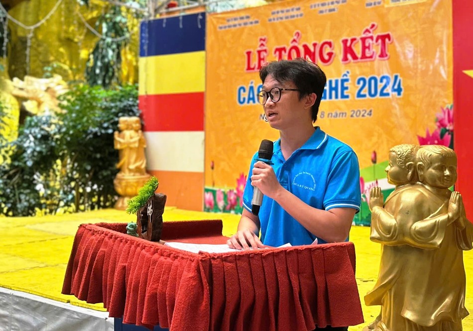 Học viên Ngô Đình Tứ phát biểu tri ân đến thầy cô giáo Học viên Ngô Đình Tứ phát biểu tri ân đến thầy cô giáo