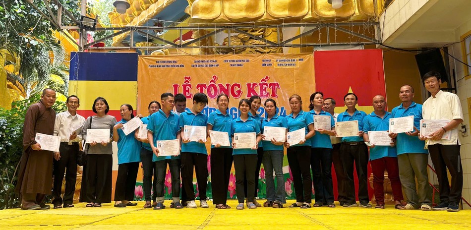 Trao chứng nhận đến các học viên Trao chứng nhận đến các học viên