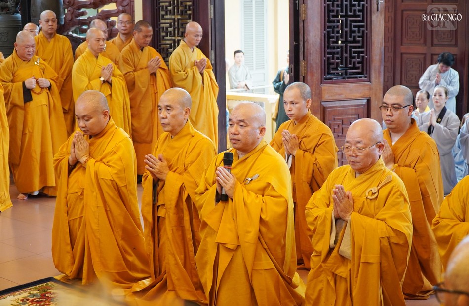 Thượng tọa Thích Nhật Thiện, Trưởng ban Trị sự GHPGVN Q.10 đại diện môn đồ pháp quyến dâng lời khánh tuế đến chư tôn giáo phẩm Thượng tọa Thích Nhật Thiện, Trưởng ban Trị sự GHPGVN Q.10 đại diện môn đồ pháp quyến dâng lời khánh tuế đến chư tôn giáo phẩm