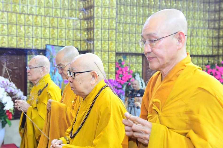 Chư tôn đức thắp nén tâm hương tưởng niệm Hòa thượng Thích Thiện Huệ