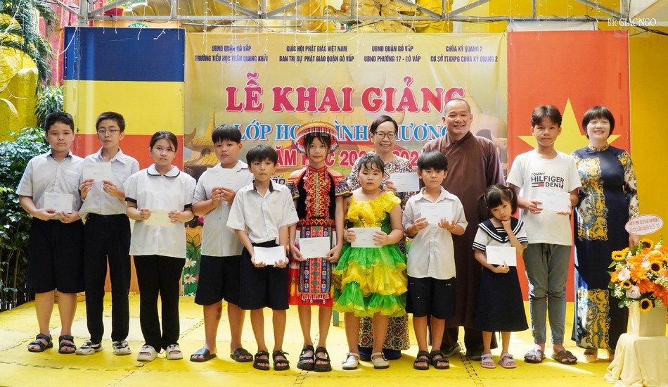 Công ty Hồng Hà tặng 11 học bổng, mỗi phần trị giá 500 ngàn đồng đến cho các em học sinh có hoàn cảnh đặc biệt khó khăn tại lớp phổ cập Công ty Hồng Hà tặng 11 học bổng, mỗi phần trị giá 500 ngàn đồng đến cho các em học sinh có hoàn cảnh đặc biệt khó khăn tại lớp phổ cập