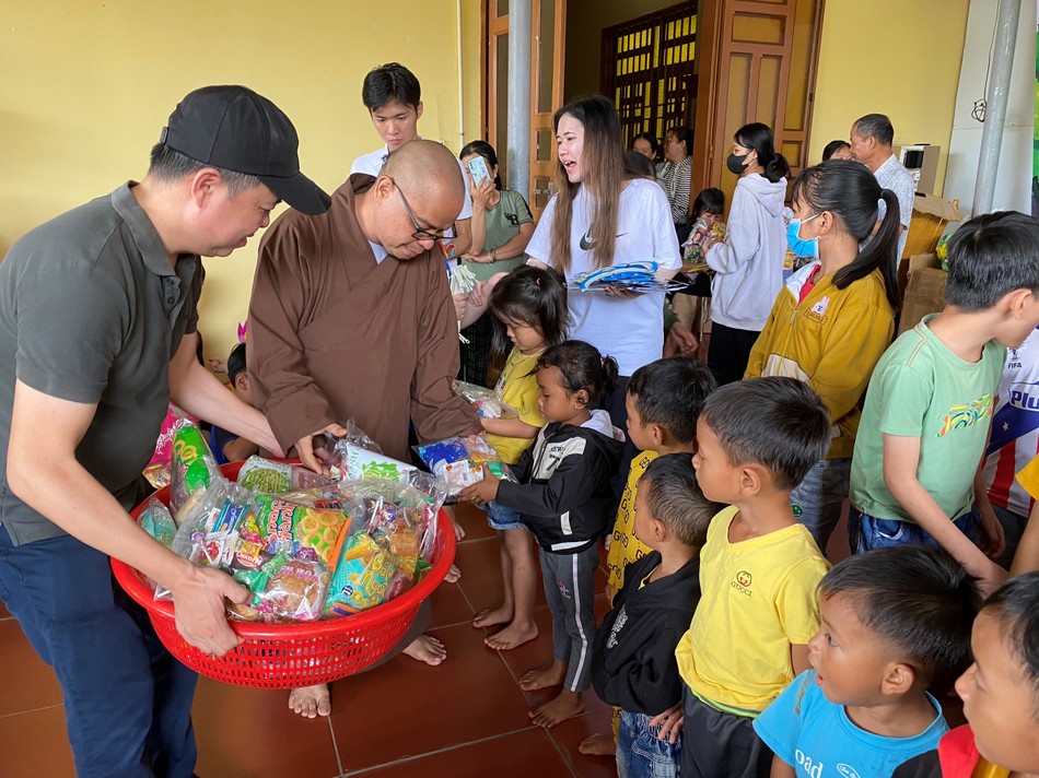 Đại đức Thích Thiện Châu trao quà đến các em thiếu nhi Đại đức Thích Thiện Châu trao quà đến các em thiếu nhi