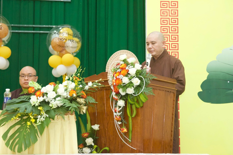 Thượng tọa Thích Đồng Thành, Hiệu trưởng Trường Trung cấp Phật học tỉnh Bình Định phát biểu khai mạc