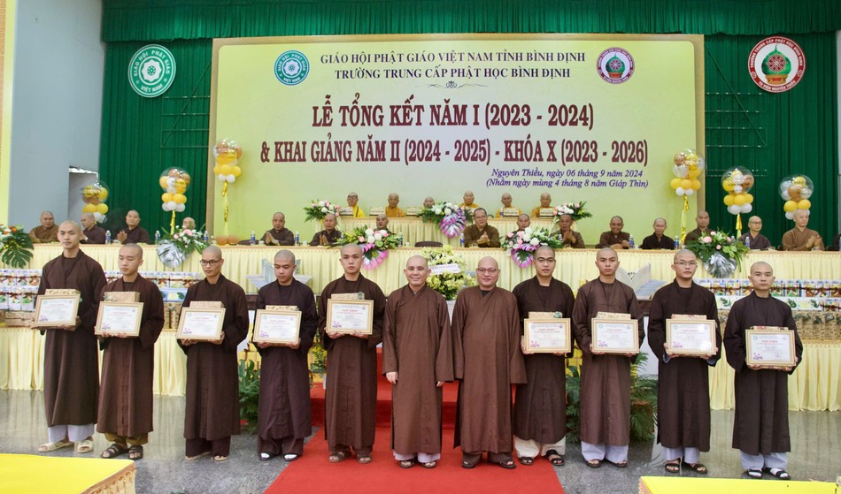 Trao khen thưởng đến Tăng sinh năm I (2023-2024)