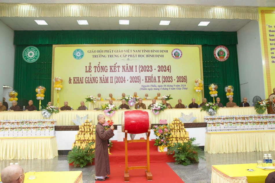 Thượng tọa Thích Quảng Nhơn, Phó Hiệu trưởng thay mặt Ban Giám hiệu đánh trống khai giảng năm học mới