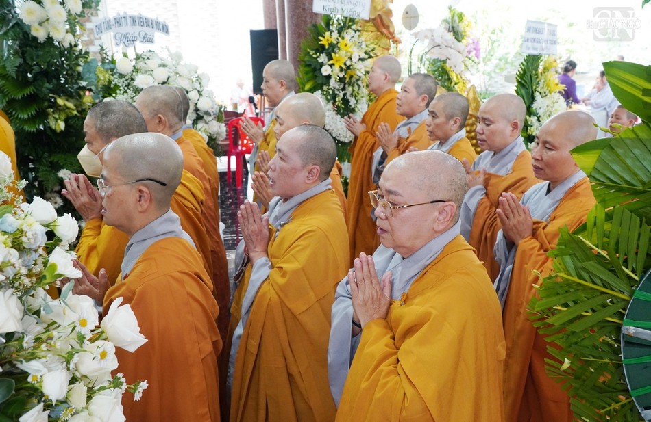 Chư Ni thành kính trong từng lời kinh tụng Chư Ni thành kính trong từng lời kinh tụng