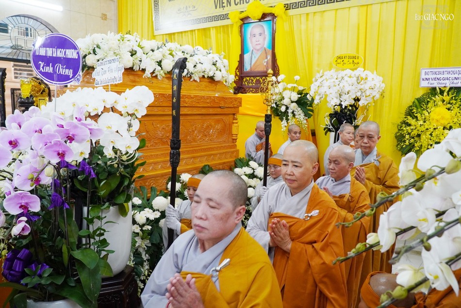 Chư Ni hữu nhiễu kim quan Chư Ni hữu nhiễu kim quan