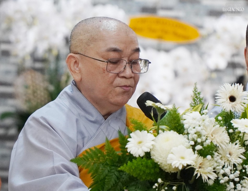 Ni sư Thích nữ Diệu Nhơn thay mặt Ban Tổ chức Lễ tang, môn đồ pháp quyến cung tuyên tiểu sử Ni trưởng Thích nữ Lệ Phát Ni sư Thích nữ Diệu Nhơn thay mặt Ban Tổ chức Lễ tang, môn đồ pháp quyến cung tuyên tiểu sử Ni trưởng Thích nữ Lệ Phát