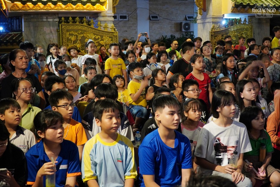 Có 300 em thiếu nhi trên địa bàn quận 3 về dự đêm hội trăng rằm Có 300 em thiếu nhi trên địa bàn quận 3 về dự đêm hội trăng rằm