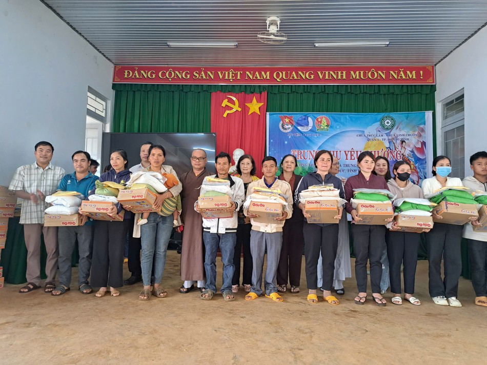 Tặng 100 phần quà đến các gia đình nghèo xã Đắk Rtih