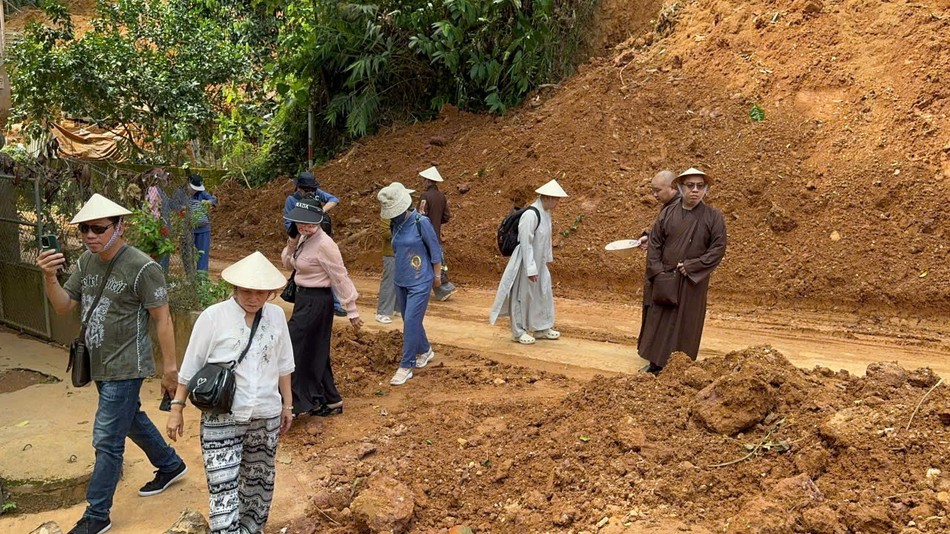 Nhiều đoạn đường bị sạt lở Nhiều đoạn đường bị sạt lở