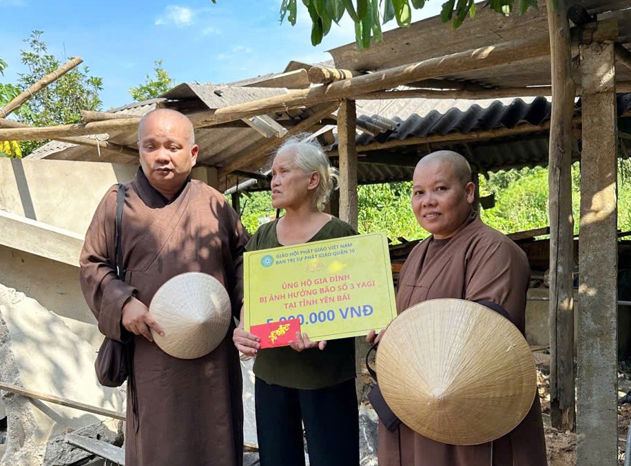 Nhiều nhà dân bị sập do ảnh hưởng bão số 3 đến nay vẫn ở nhà hàng xóm Nhiều nhà dân bị sập do ảnh hưởng bão số 3 đến nay vẫn ở nhà hàng xóm