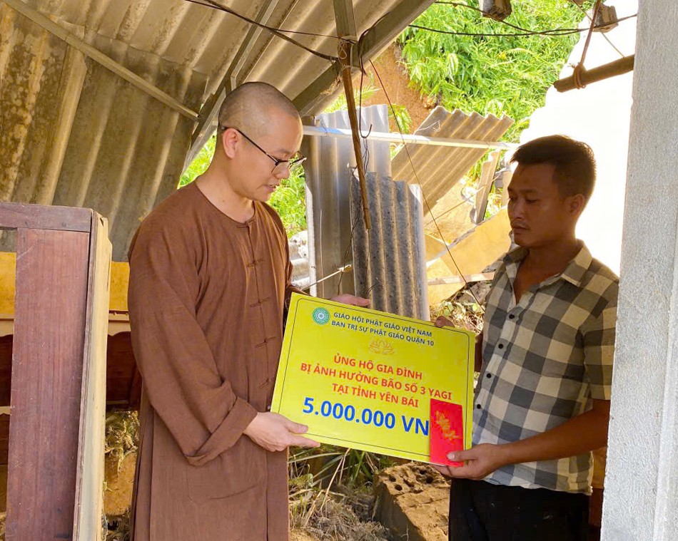 Mỗi hộ gia đình bị sập do bão tại Yên Bái được đoàn hỗ trợ 5 triệu đồng Mỗi hộ gia đình bị sập do bão tại Yên Bái được đoàn hỗ trợ 5 triệu đồng