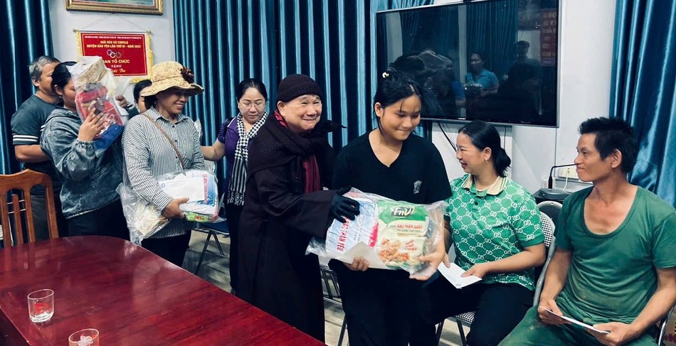 Ni trưởng Thích nữ Huệ Huyền trao quà và thăm hỏi đến bà con Ni trưởng Thích nữ Huệ Huyền trao quà và thăm hỏi đến bà con