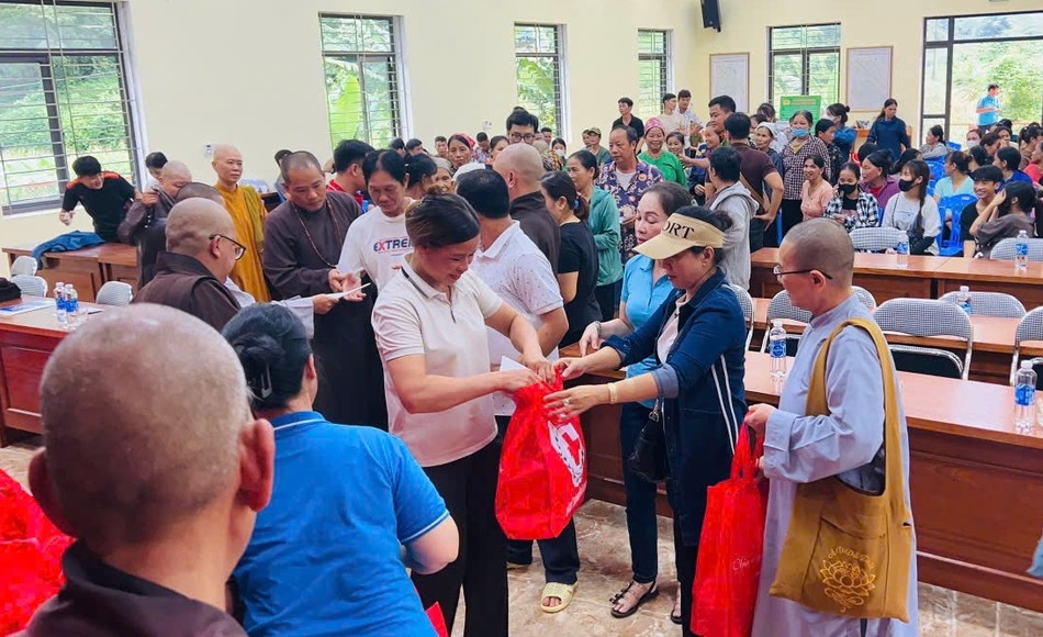 Ngoài tiền mặt, đoàn gửi tặng quà để hỗ trợ người dân vượt qua giai đoạn khó khăn sau bão lũ Ngoài tiền mặt, đoàn gửi tặng quà để hỗ trợ người dân vượt qua giai đoạn khó khăn sau bão lũ