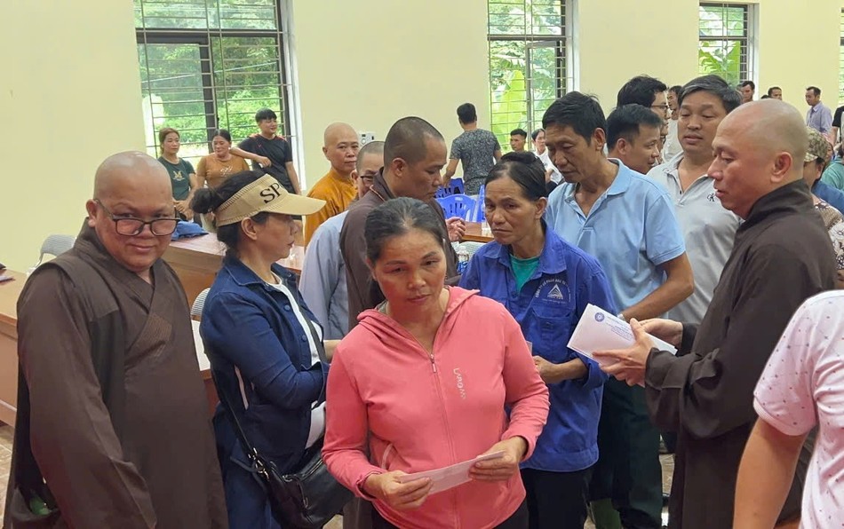 Mỗi phần quà gồm có 1 triệu tiền mặt và nhu yếu phẩm hỗ trợ đến bà con Mỗi phần quà gồm có 1 triệu tiền mặt và nhu yếu phẩm hỗ trợ đến bà con