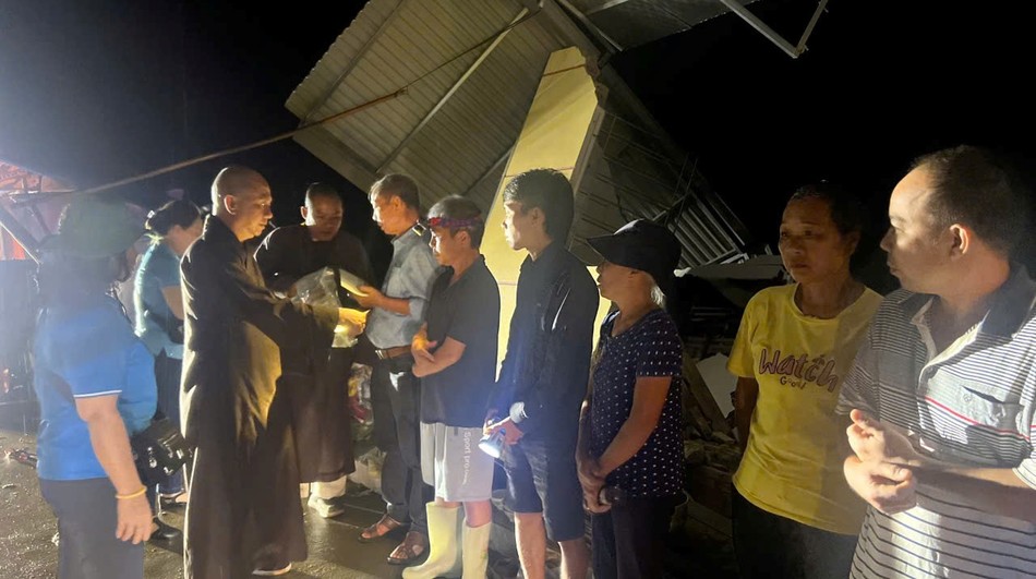 Trao hỗ trợ đến các gia đình bị thiệt hại nằng nề do bão số 3 Trao hỗ trợ đến các gia đình bị thiệt hại nằng nề do bão số 3