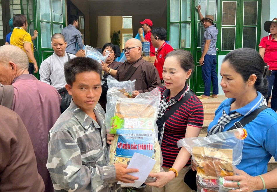 Những phần quà nghĩa tình của người dân Q.Gò Vấp gửi đến bà con tại Yên Bái và Lào Cai Những phần quà nghĩa tình của người dân Q.Gò Vấp gửi đến bà con tại Yên Bái và Lào Cai