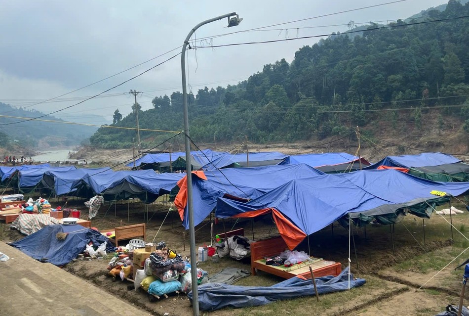 Những mái lều che tạm làm nhà ở sau bão số 3 Những mái lều che tạm làm nhà ở sau bão số 3