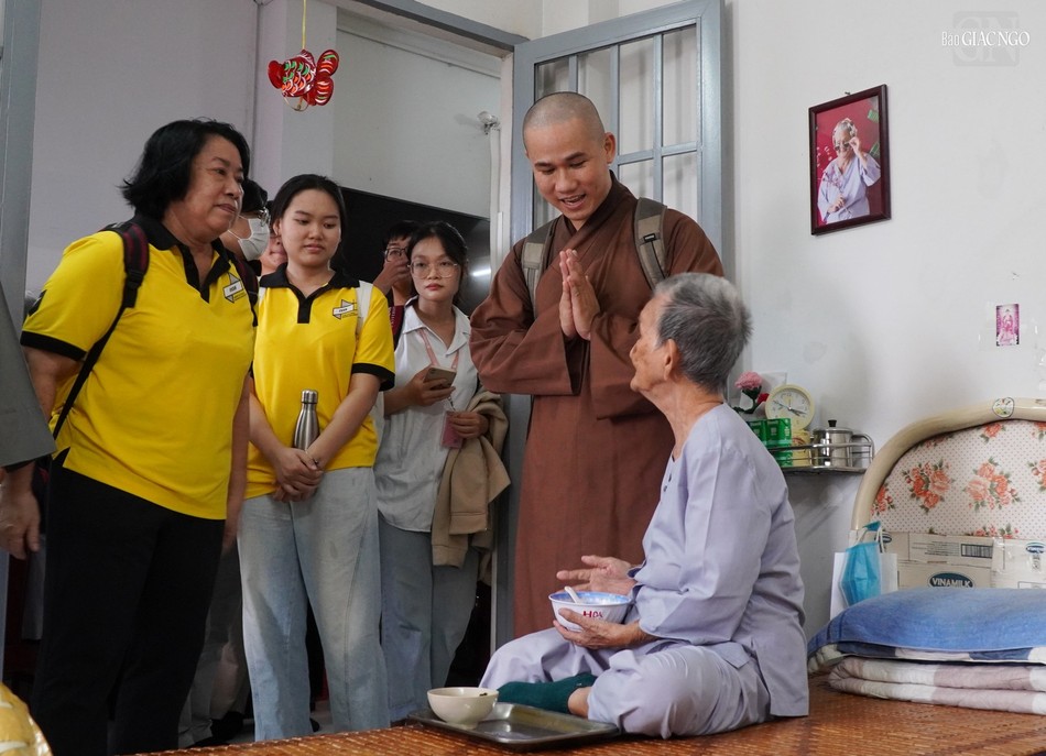 Đại đức Thích Không Tú hướng dẫn sinh viên thăm cơ sở bảo trợ xã hội Diệu Pháp Đại đức Thích Không Tú hướng dẫn sinh viên thăm cơ sở bảo trợ xã hội Diệu Pháp