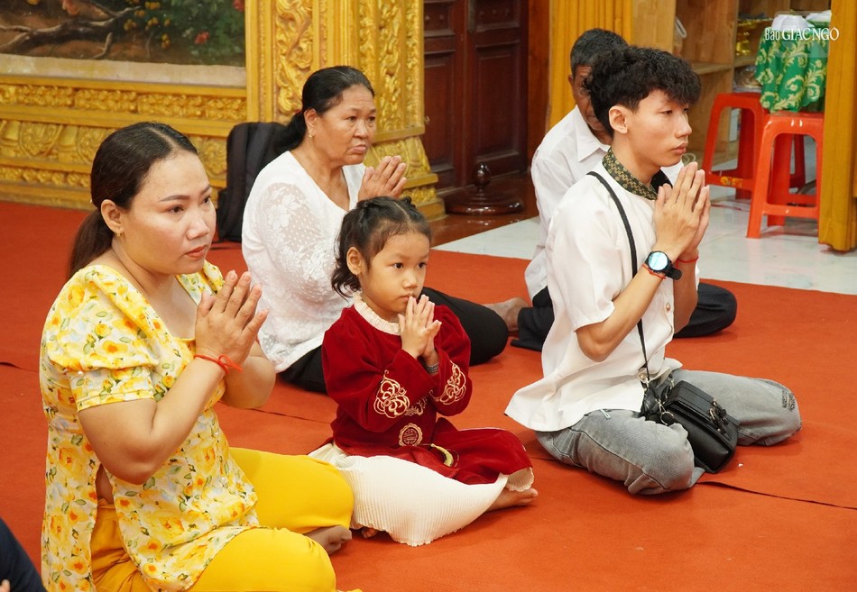 Nhiều em bé theo mẹ về dự lễ Sen Đôn-ta