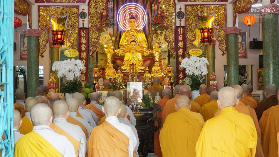 Nghi thức tụng Bồ-tát giới tại chánh điện chùa Linh Sơn Hải Hội Nghi thức tụng Bồ-tát giới tại chánh điện chùa Linh Sơn Hải Hội