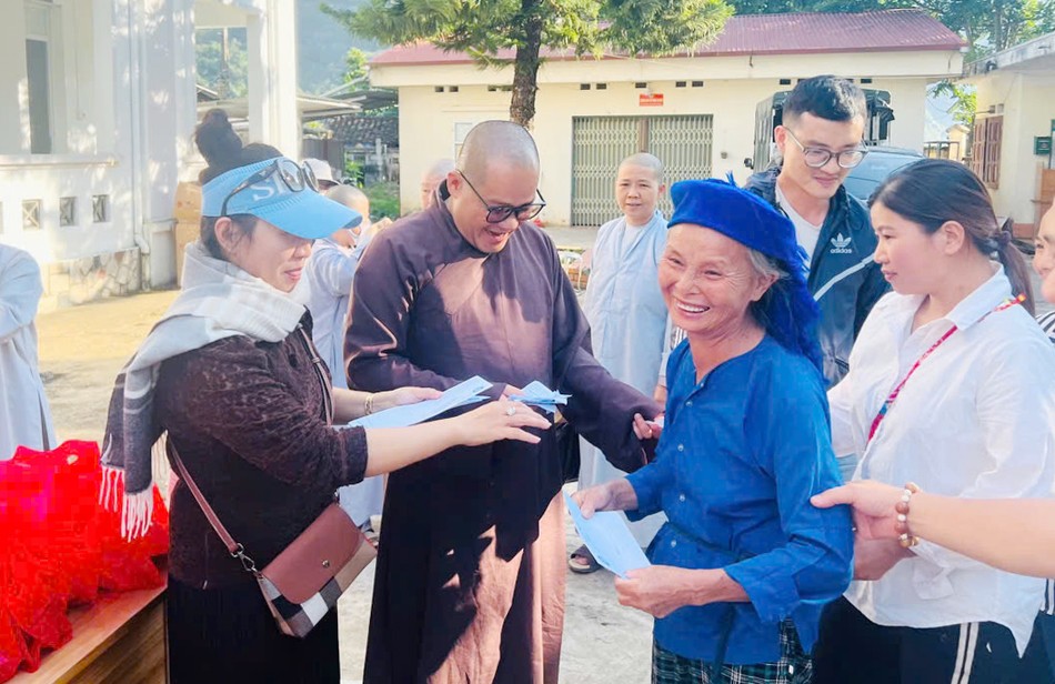 Người dân cảm ơn khi nhận phần quà từ Tăng Ni Q.Gò Vấp Người dân cảm ơn khi nhận phần quà từ Tăng Ni Q.Gò Vấp