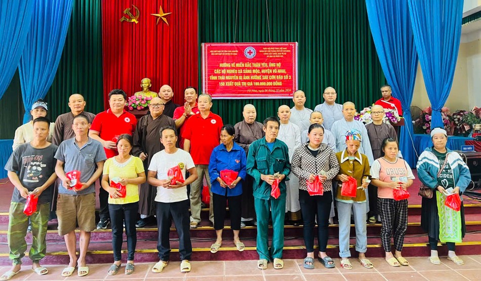 Đoàn tặng quà đến bà con tại Thái Nguyên Đoàn tặng quà đến bà con tại Thái Nguyên