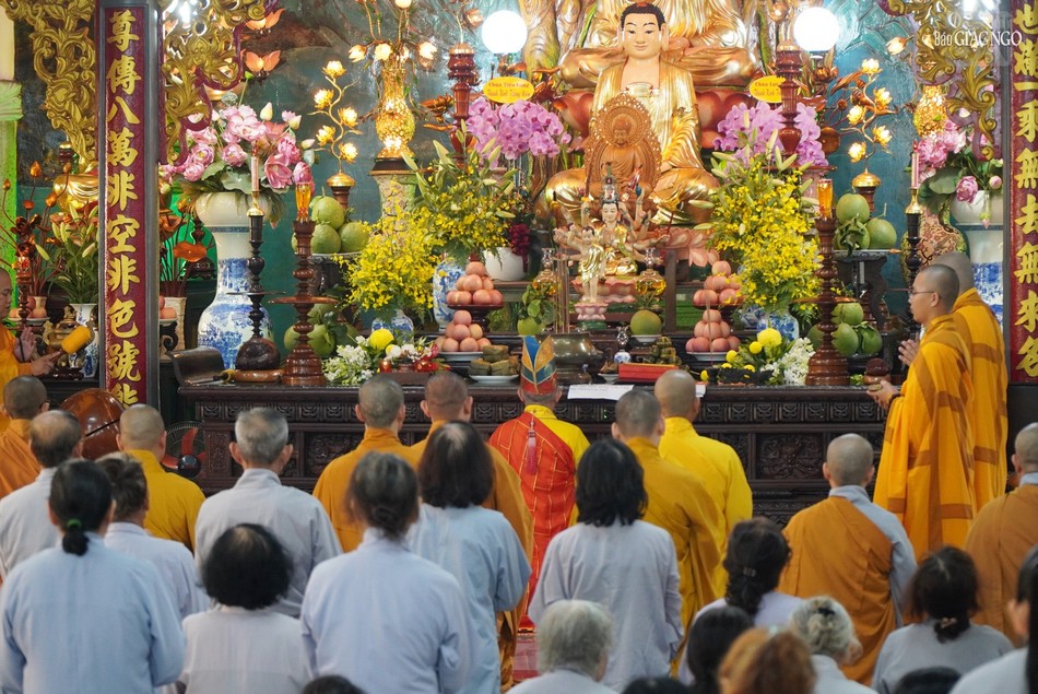 Khóa lễ cúng ngọ tại chánh điện chùa Huỳnh Kim Khóa lễ cúng ngọ tại chánh điện chùa Huỳnh Kim