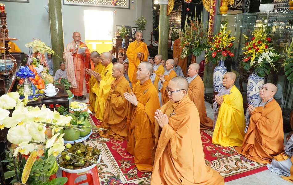 Cung tiến Giác linh Hòa thượng Thích Định Quang tại tổ đường Cung tiến Giác linh Hòa thượng Thích Định Quang tại tổ đường