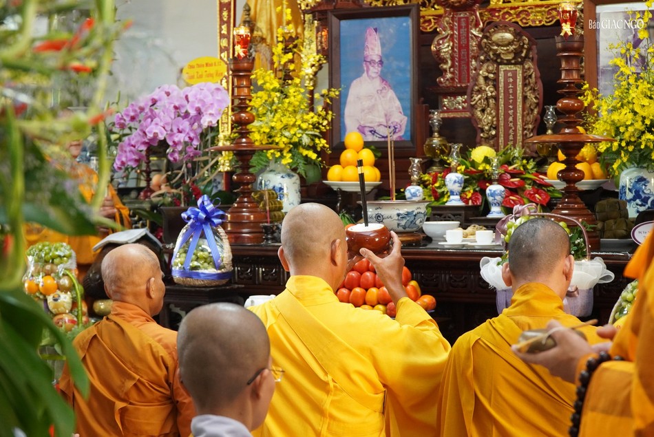 Môn đồ đệ tử dâng phạn thực cúng dường Môn đồ đệ tử dâng phạn thực cúng dường