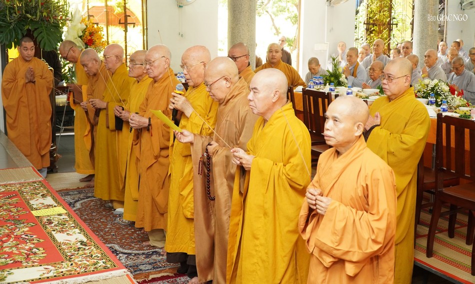 Chư tôn giáo phẩm dâng hương tưởng niệm Trưởng lão Hòa thượng Thích Định Quang Chư tôn giáo phẩm dâng hương tưởng niệm Trưởng lão Hòa thượng Thích Định Quang