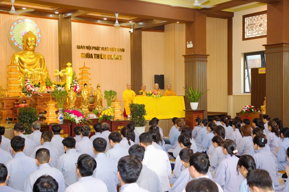 Chư tôn đức truyền Bát quan trai giới