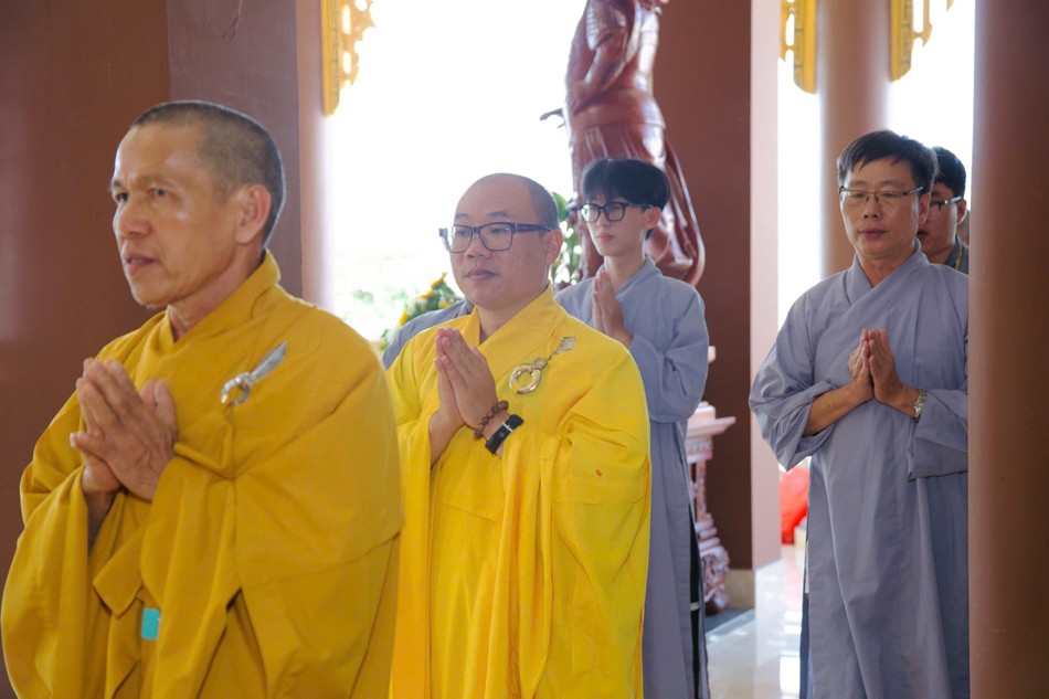 Chư tôn đức hướng dẫn thiền hành