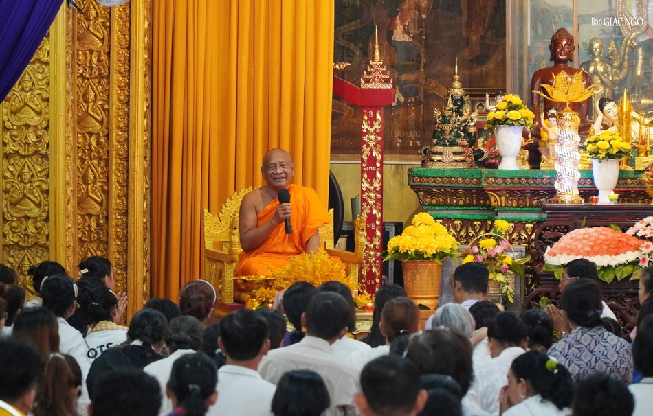 Hòa thượng Danh Lung thuyết pháp đến Phật tử Hòa thượng Danh Lung thuyết pháp đến Phật tử