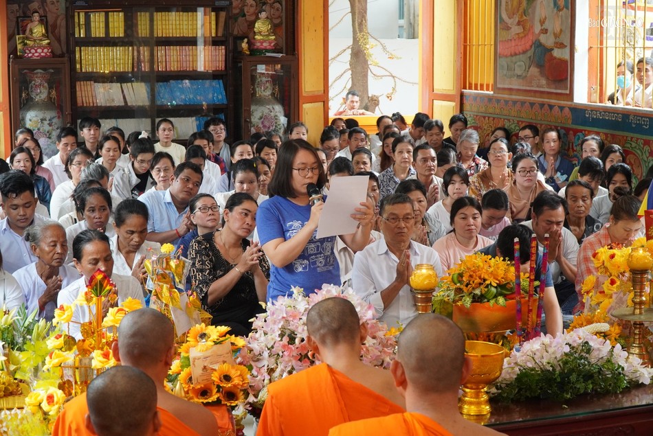 Đại diện gia đình thí chủ dâng lời tác bạch cúng dường y Kathina Đại diện gia đình thí chủ dâng lời tác bạch cúng dường y Kathina