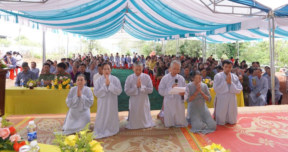 Đại diện Đạo tràng Nguyên Minh dâng lời phát nguyện