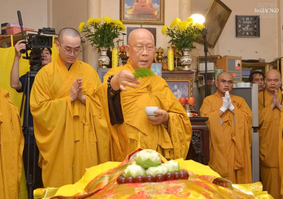 Trưởng lão Hòa thượng Thích Như Niệm sái tịnh nhục thân Trưởng lão Hòa thượng tân viên tịch