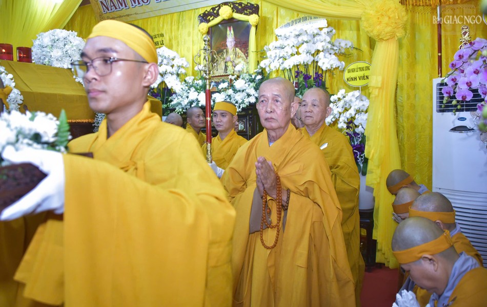 Hữu nhiễu kim quan