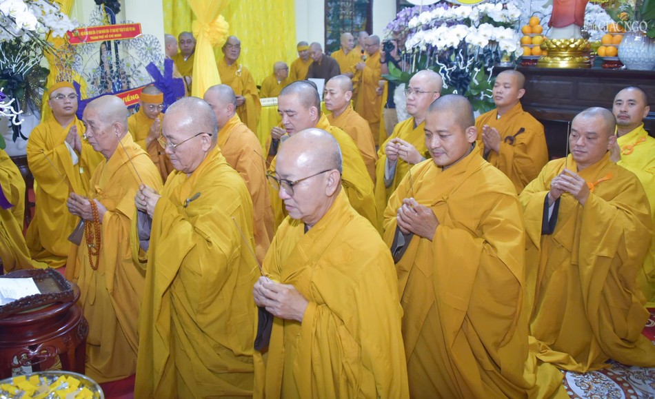 Hòa thượng Thích Minh Thiện, Trưởng ban Trị sự GHPGVN tỉnh Long An hướng dẫn các thành viên đảnh lễ Giác linh Trưởng lão Hòa thượng Thích Tịnh Hạnh