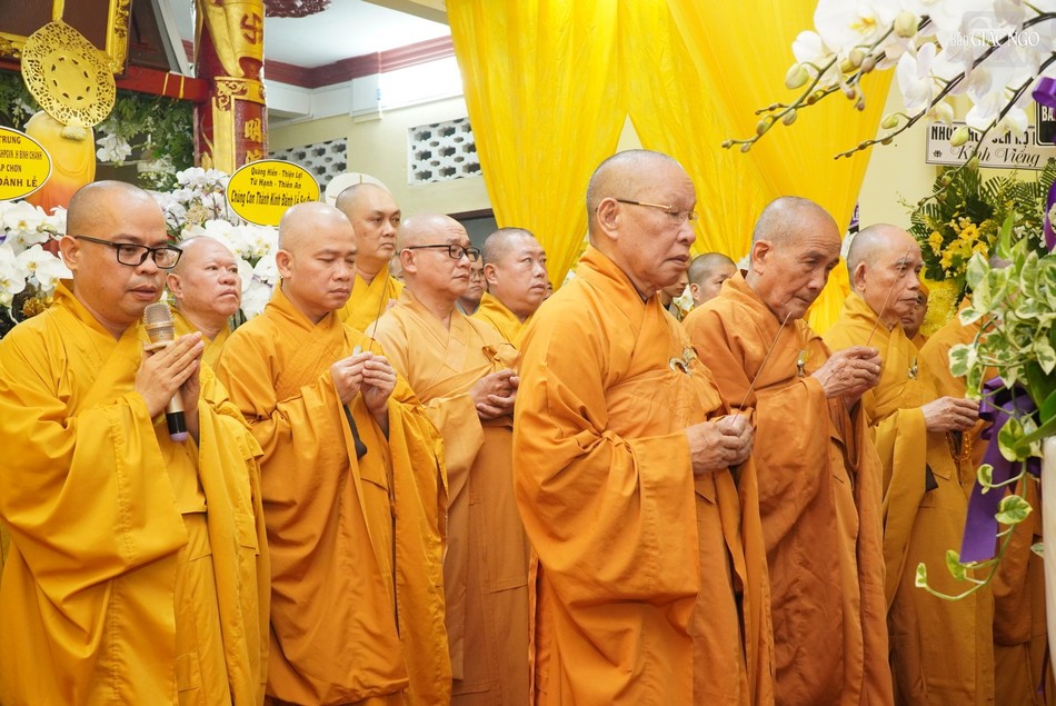 Ban Trị sự GHPGVN Q.3 viếng tang Trưởng lão Hòa thượng Thích Tịnh Hạnh